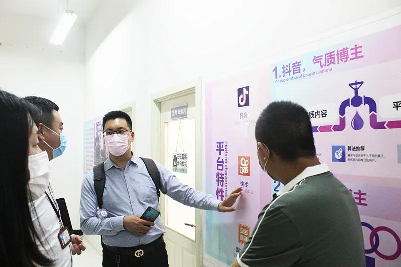 郑州易亚信息技术有限公司段长春总经理一行到我校洽谈沟通