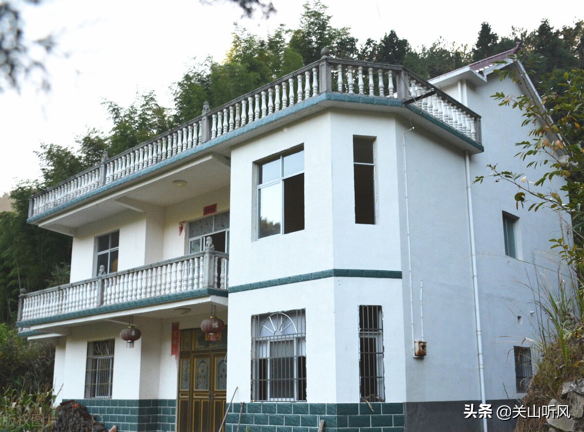农村门楼为啥不是在左就是在右,农村建房门楼朝向