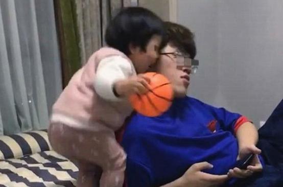 “妹妹能不能矜持点”，2岁妹妹喜欢偷亲哥哥，网友：还缺嫂子吗