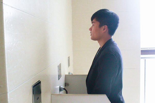 尿液混浊尿道发热发胀男性,中年男性尿液混浊