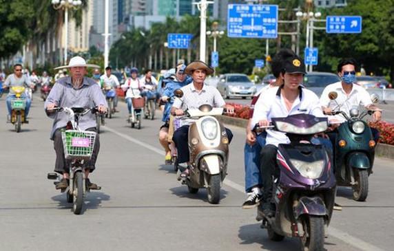 电动车电池发热并有焦味怎么处理,两轮电动车充电时发热是什么情况