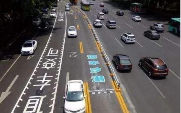 开车上路锯齿车道如何行驶,开车遇到锯齿车道怎么办