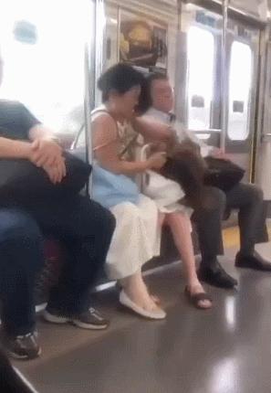 太硬核了吧？乌克兰小伙街头遭围殴，直接丢出来一颗*榴弹手**