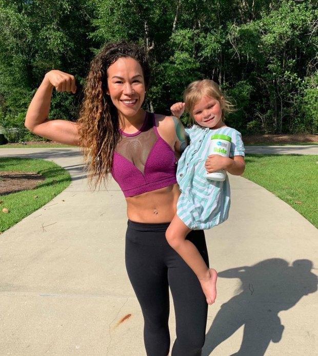 美国“坏妈妈”纹身穿刺有腹肌，网友评头论足，妈妈漂亮回应