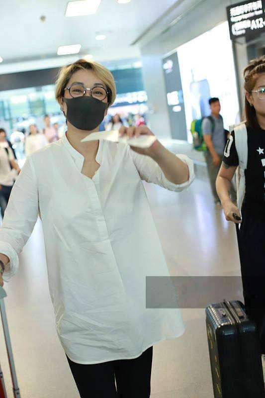 毛阿敏穿印花衬衫,毛阿敏穿什么运动裤