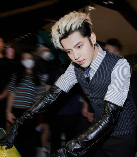 吴亦凡发文绝地反击？吴亦凡的19段*艳猎**往事，太放肆