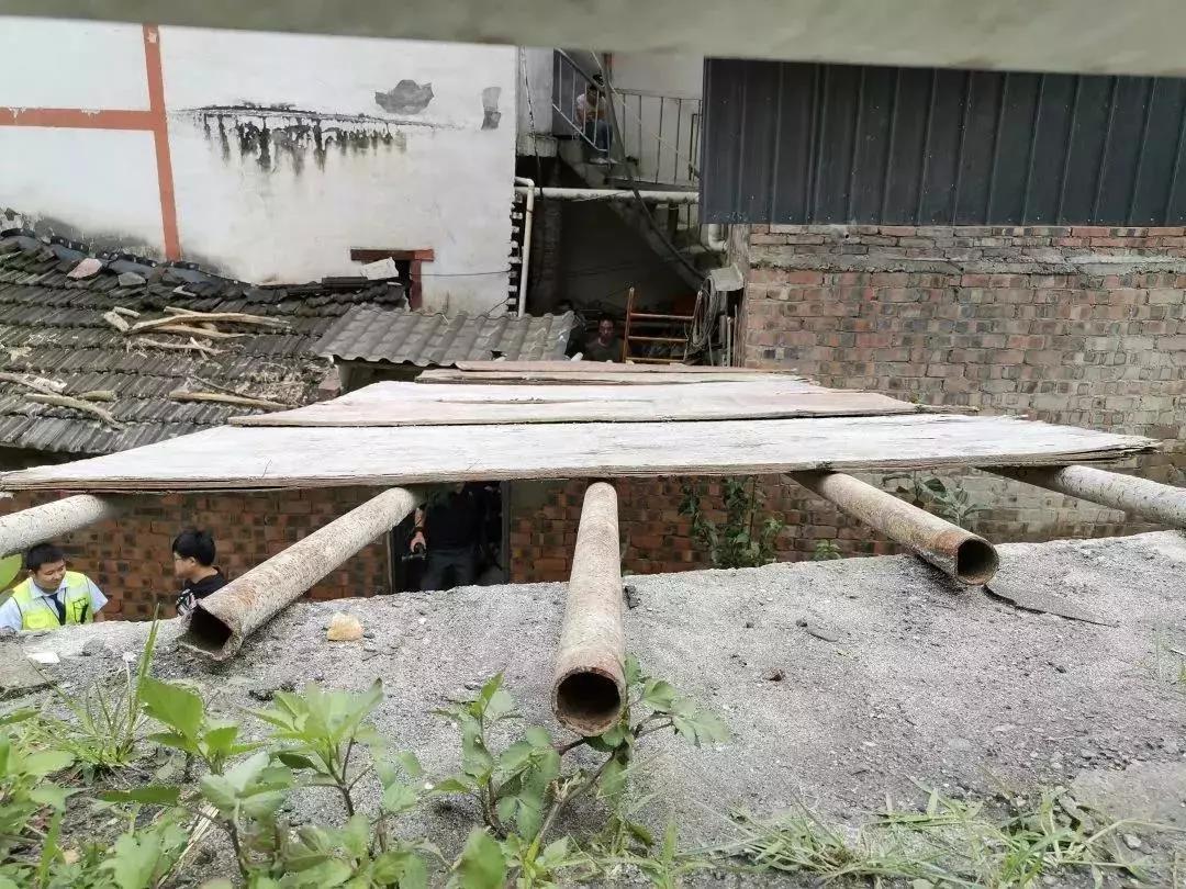 暴雨吊桥救人,暴雨救援桥