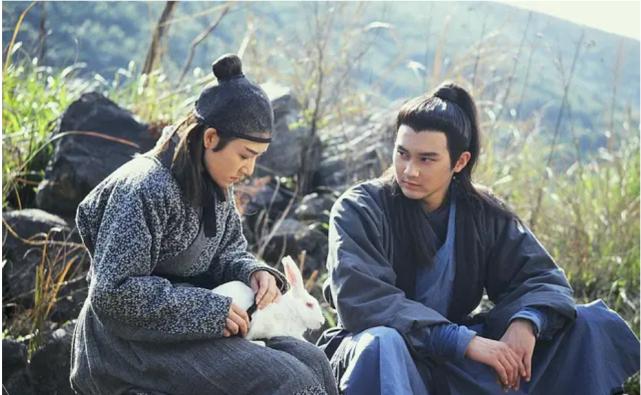 弃做年入过亿的综艺咖，张智霖夫妻决定返港，受刺激了？