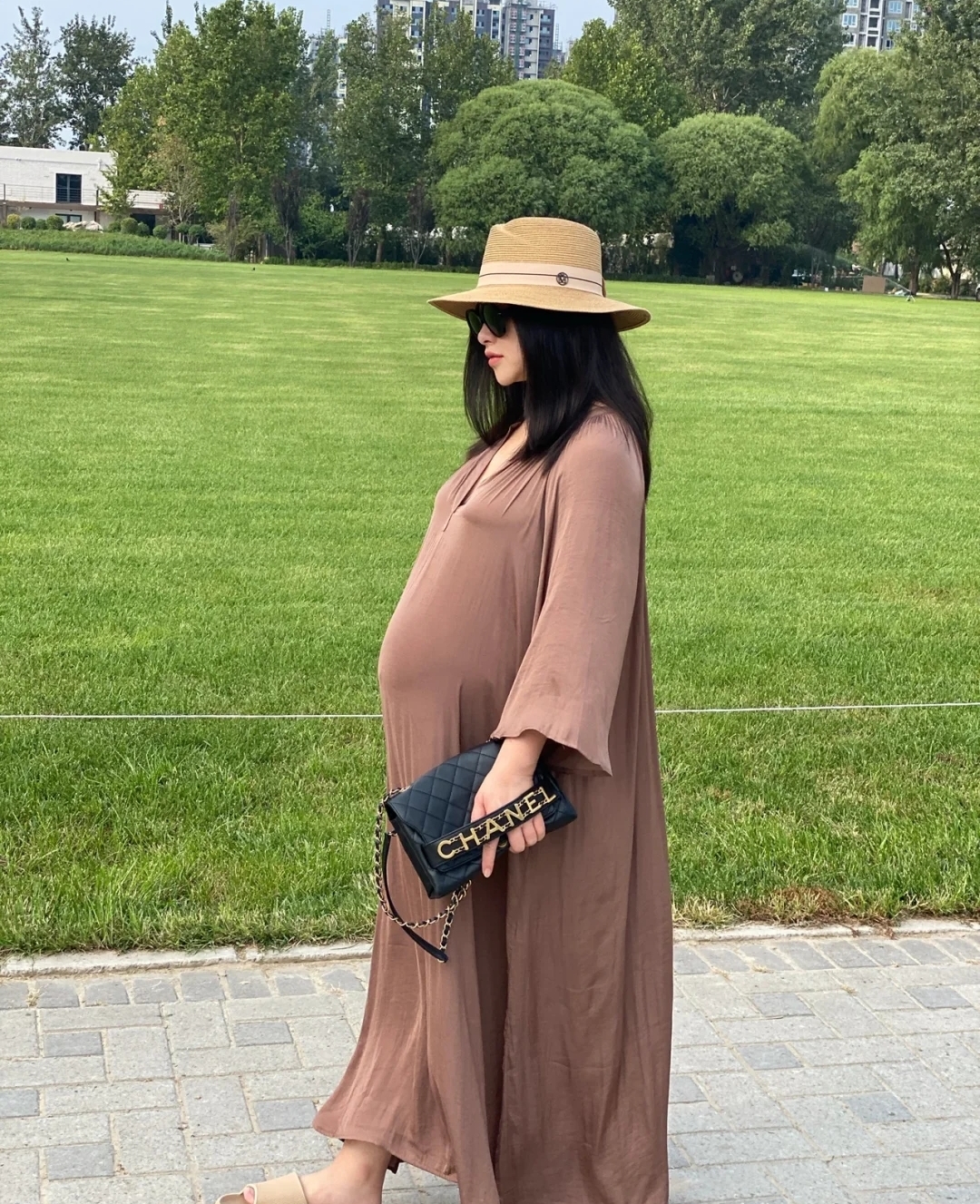 朱珠挺孕肚现身电视剧活动,朱珠亮相穿价值3万睡衣遮孕肚