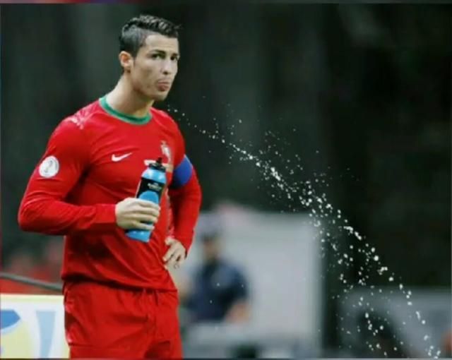 足球场上运动员为什么总是吐口水,足球场上球员为什么吐水