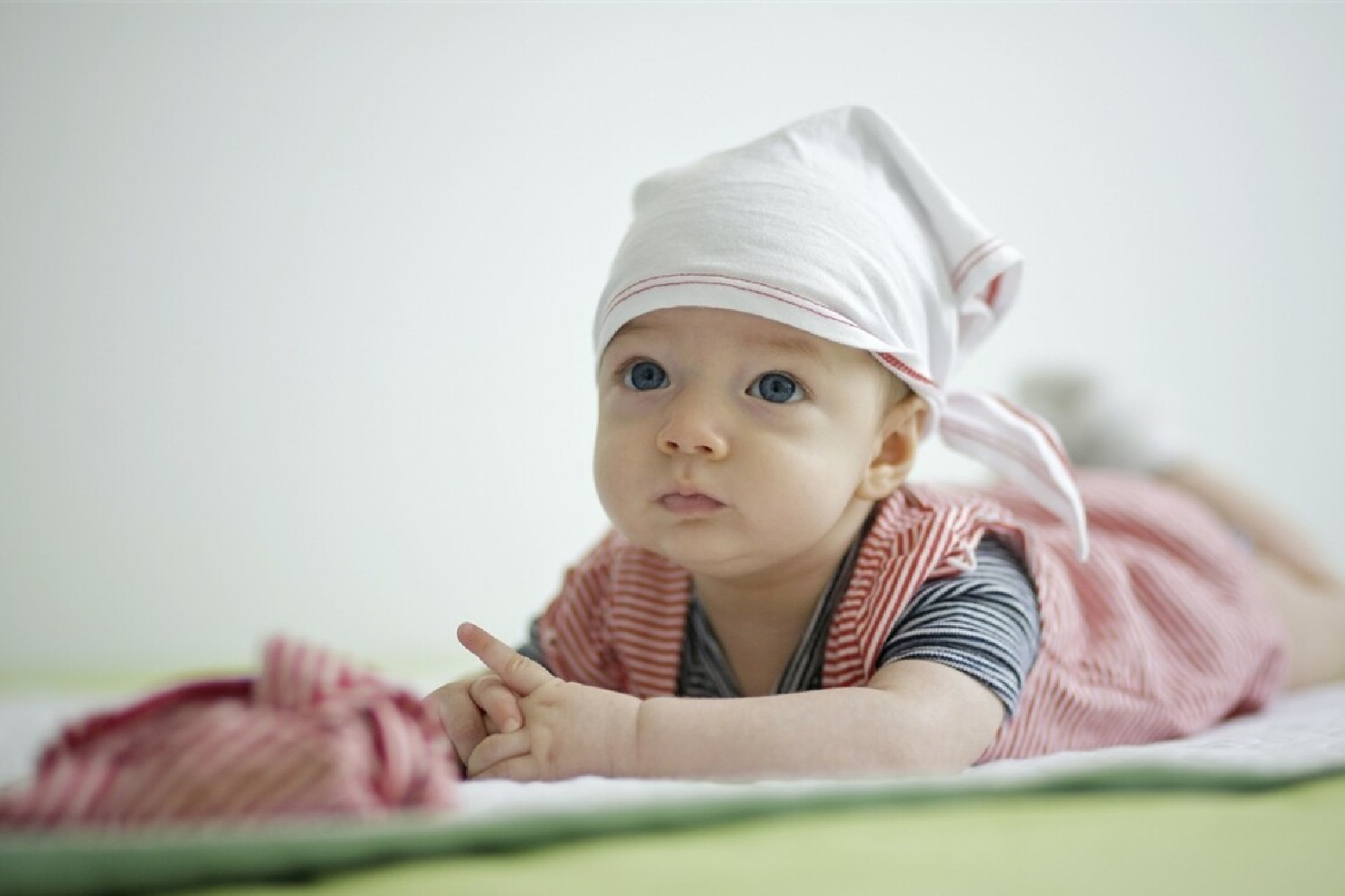 宝宝3个月了竖着头抬不起来,我家宝宝3个月不会抬头不能竖抱