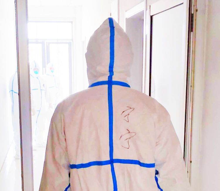 医护人员与孩子隔空喊话,抗疫医生隔空喊话