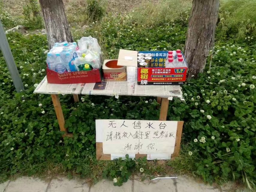 上海的农村民风淳朴，商品放在路边，没有老板，自己扫码拿了就走