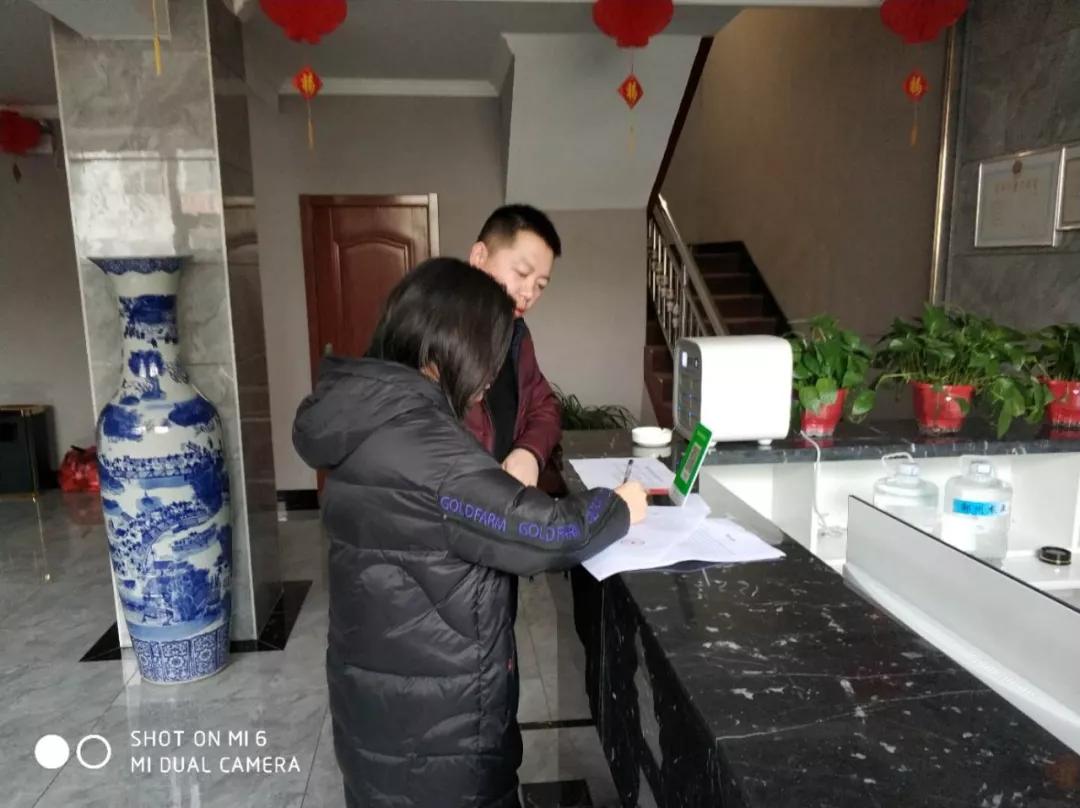 社区网格员抗击疫情典型案例,社区众志成城抗击疫情工作报告