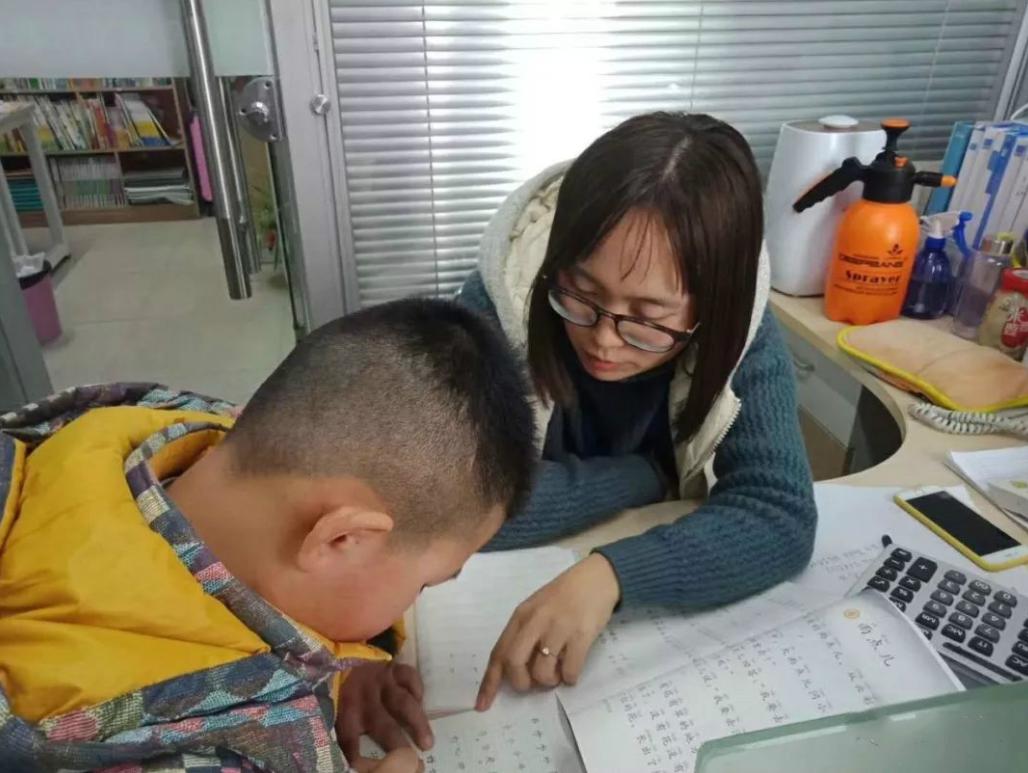 女教师训诫学生视频,女教师霸气处理校园霸凌