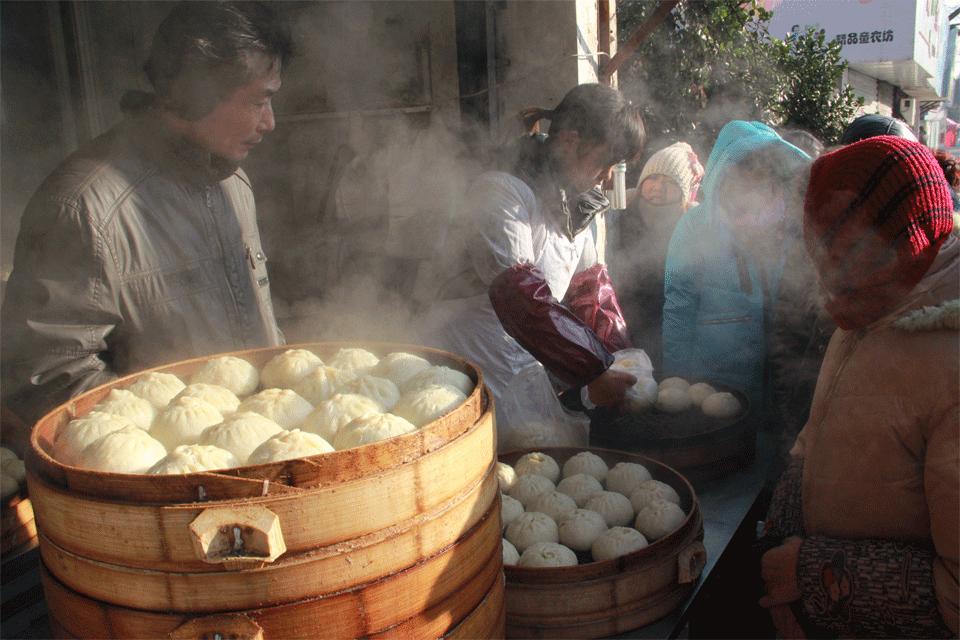 为什么店里的馒头白，自己做出来的黄？掌握这5个技巧，又白又软