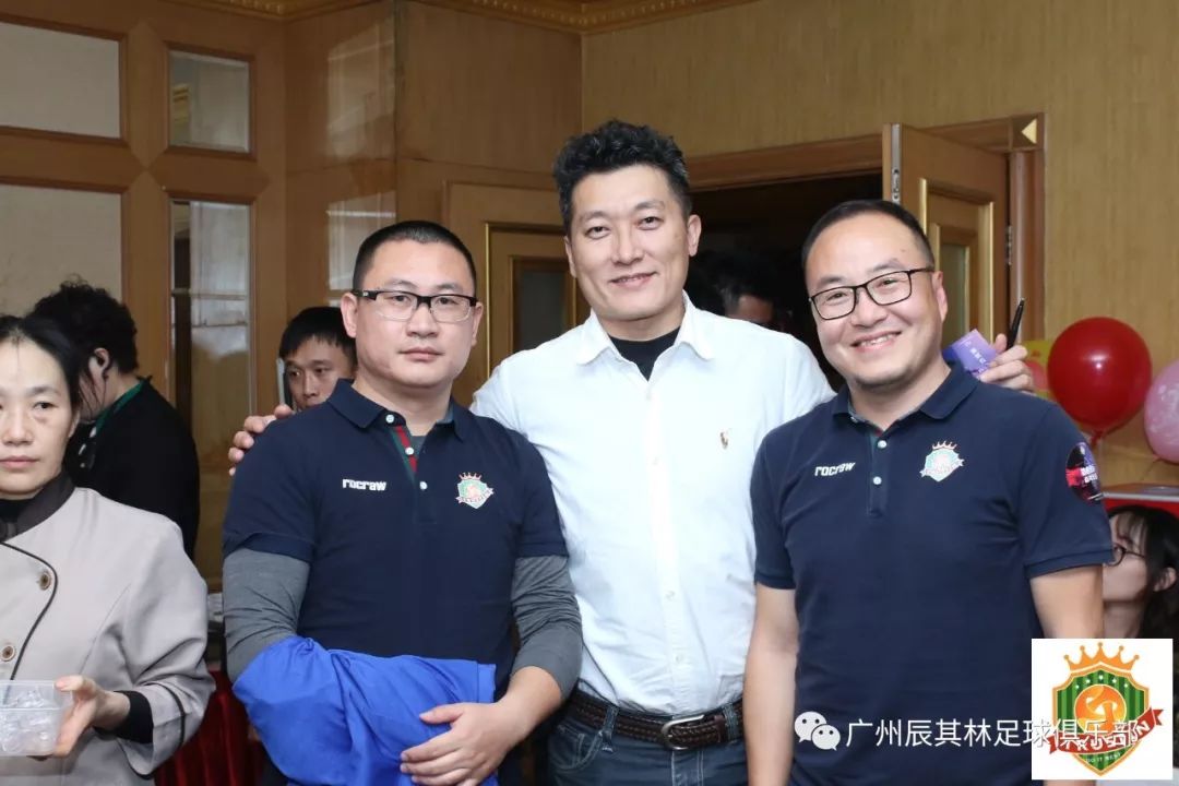 足球运动员为抗击疫情献力,疫情不隔离关爱