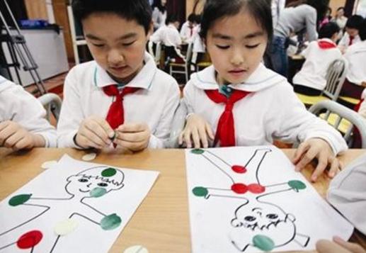 巴西舞蹈家进行“艺术”表演，一位母亲行为引众怒，性教育不可少