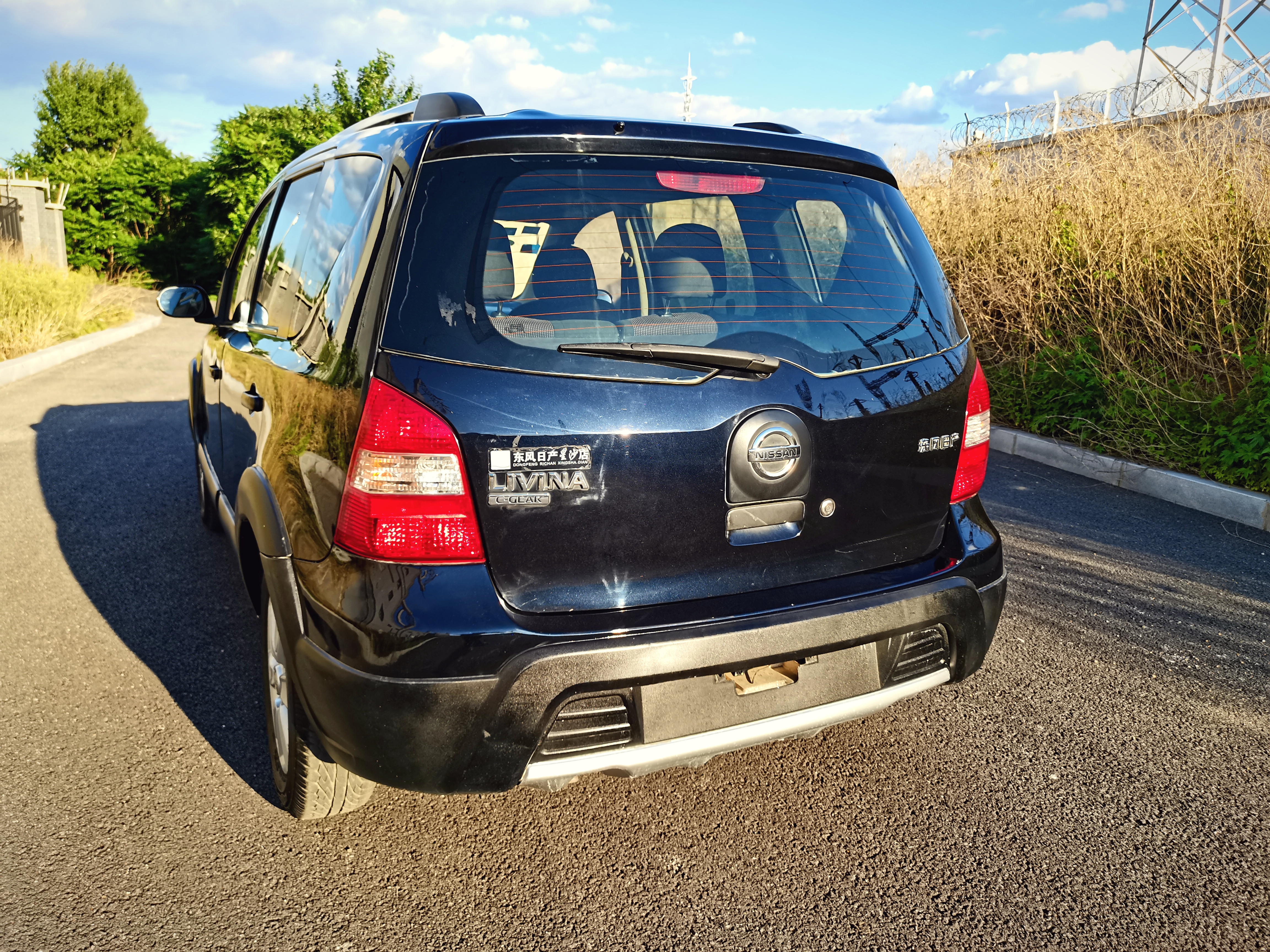 日产小面包车,实用家庭代步车日产骊威