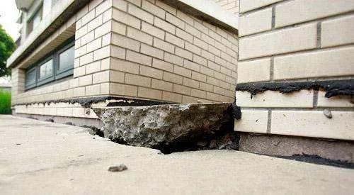 农村自建房地基下沉导致墙壁裂缝,农村自建房地基下沉怎么解决