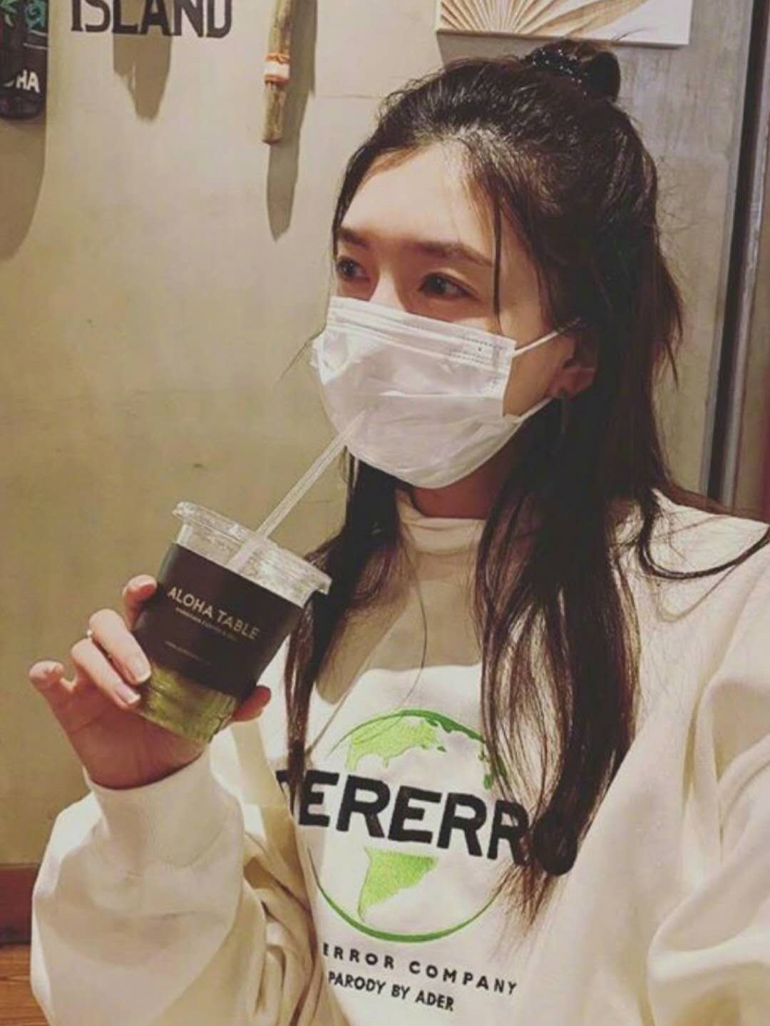 江疏影穿浅绿色,江疏影内搭荧光绿