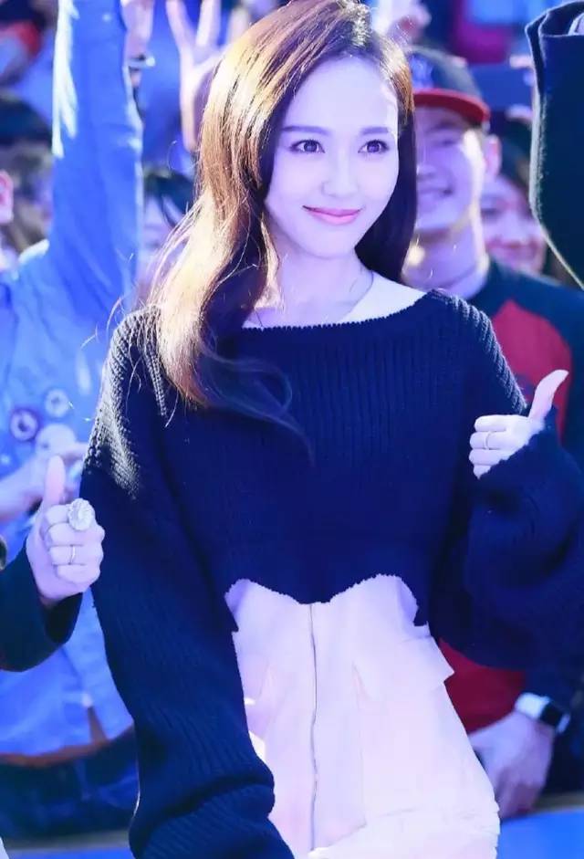 唐嫣一袭红衣亮相代言珠宝,唐嫣私下的珠宝