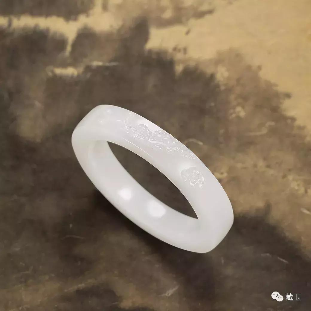 金手镯跟和田玉手镯可以一起戴吗,和田玉晴水手镯和冰晴手镯哪个好