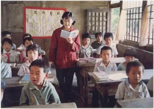 这位民师大姐，曾既教书又扫盲，获省教委表彰，是省三八红旗手