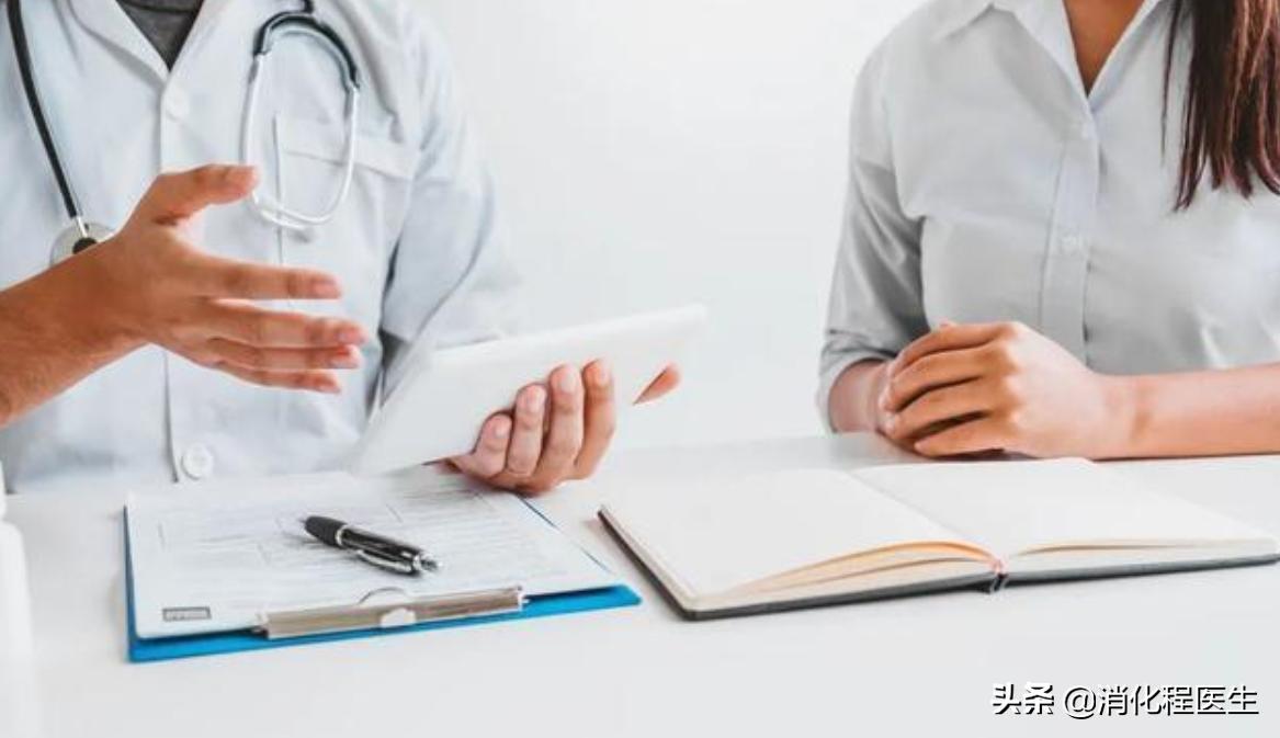 月经后期持续有褐色分泌物这正常吗？