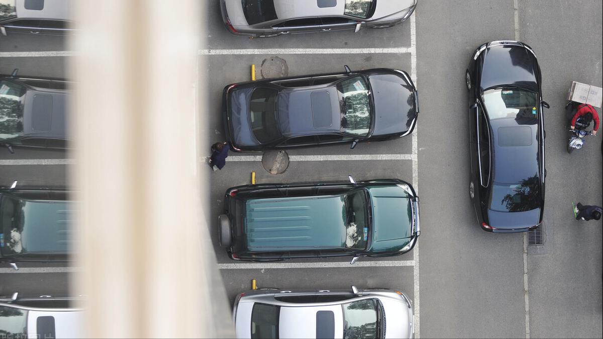 邻居乱停车那个男的是谁,邻居乱停车下次看你还敢不敢乱停