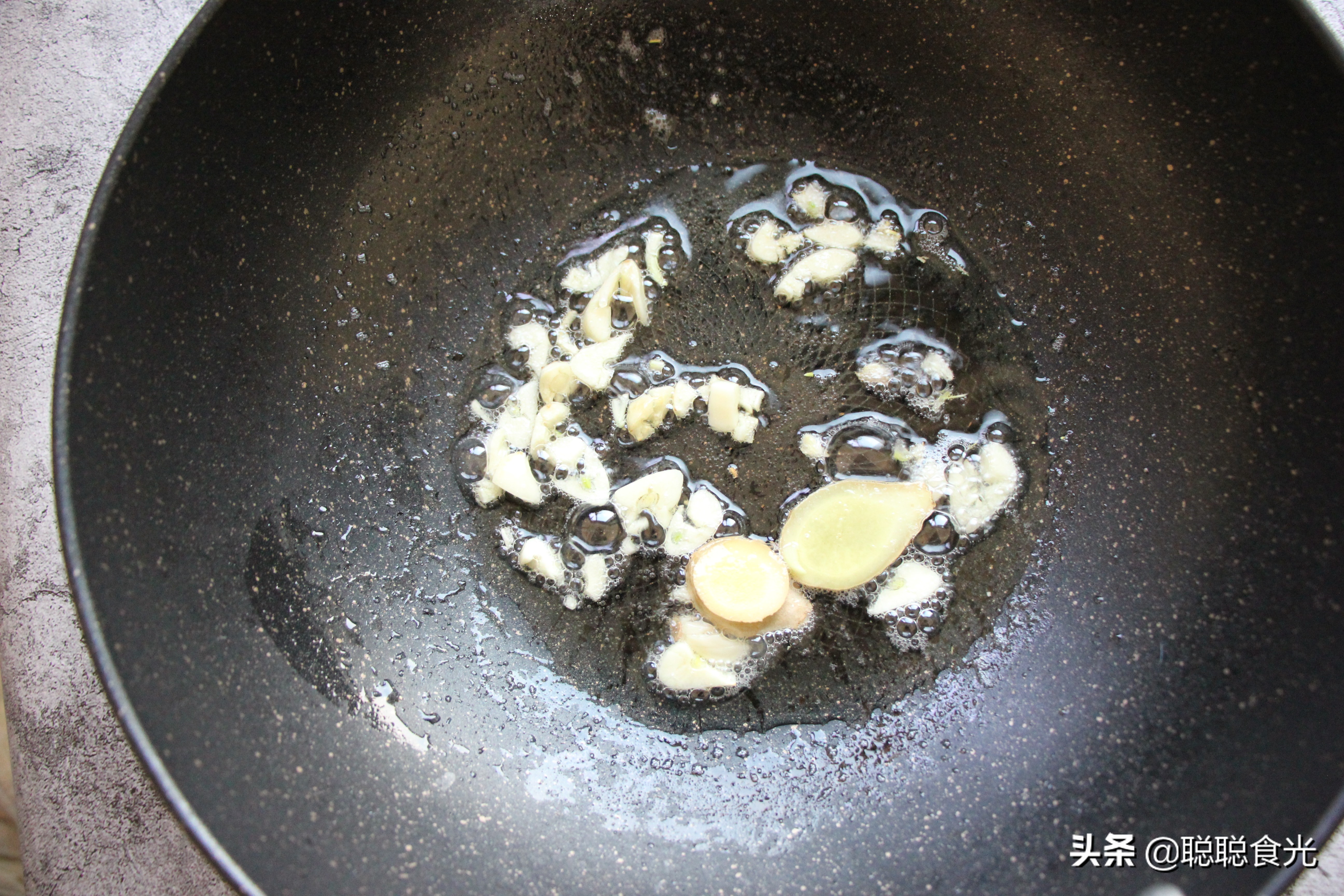 它叫鱼却不像鱼,炒什么鱼好吃又下饭