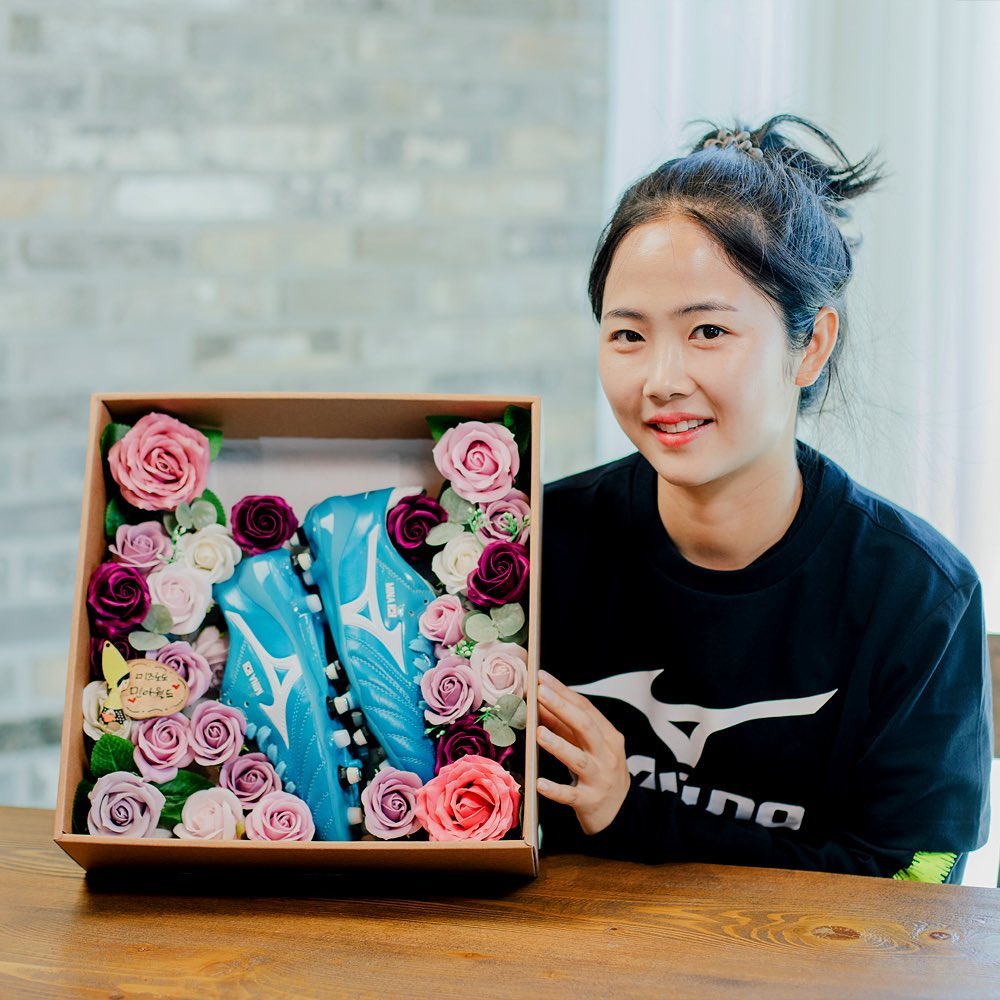 女足怎么挑选足球鞋又便宜又实惠,阿迪达斯女足世界杯足球鞋
