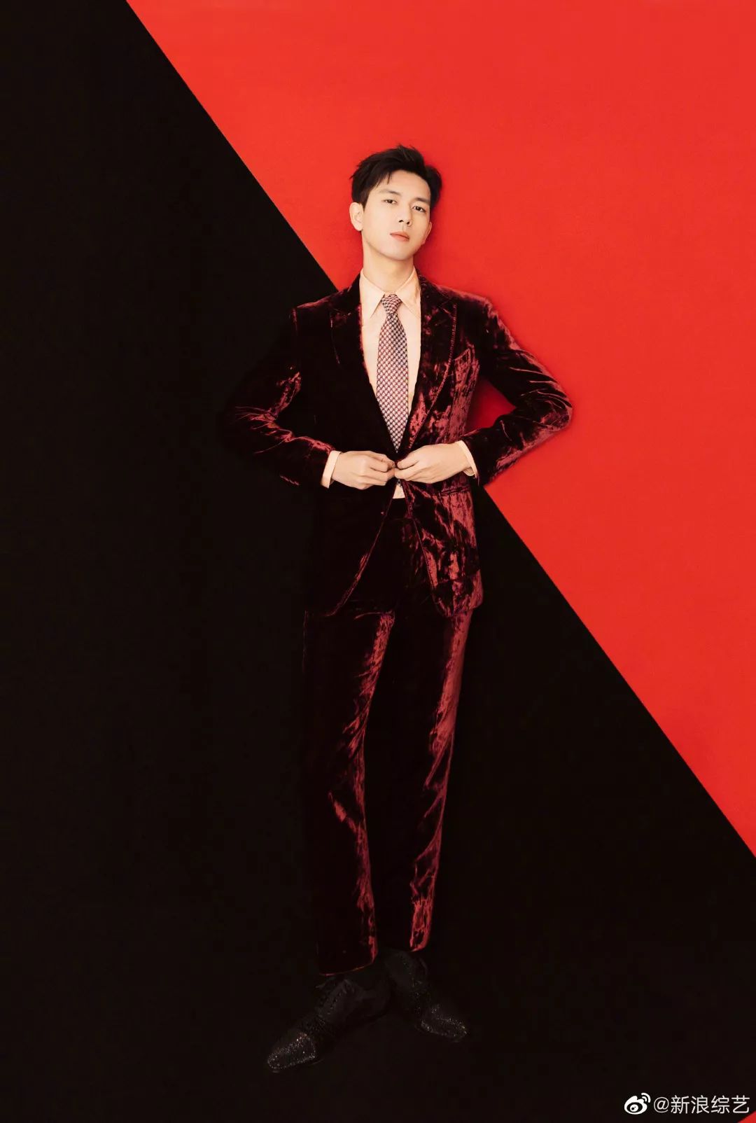 李现上演“西装杀”；椰子350春季配色全览