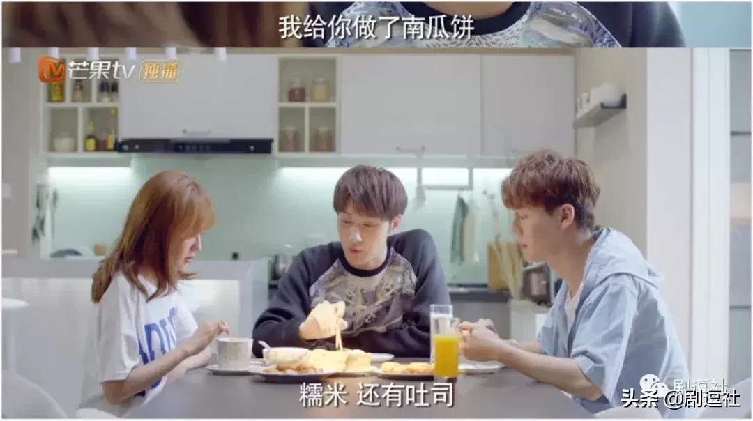 跟一个踢球的男孩子谈恋爱,和几个男神谈恋爱