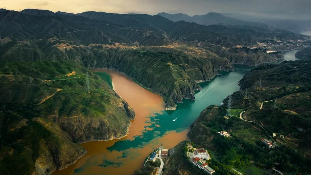 航拍夕阳下最美河流,航拍长江入海口