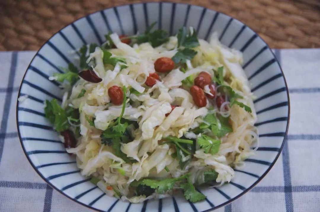 凉拌白菜小窍门清凉爽口简单好吃,凉拌大白菜最好吃的做法第一美食