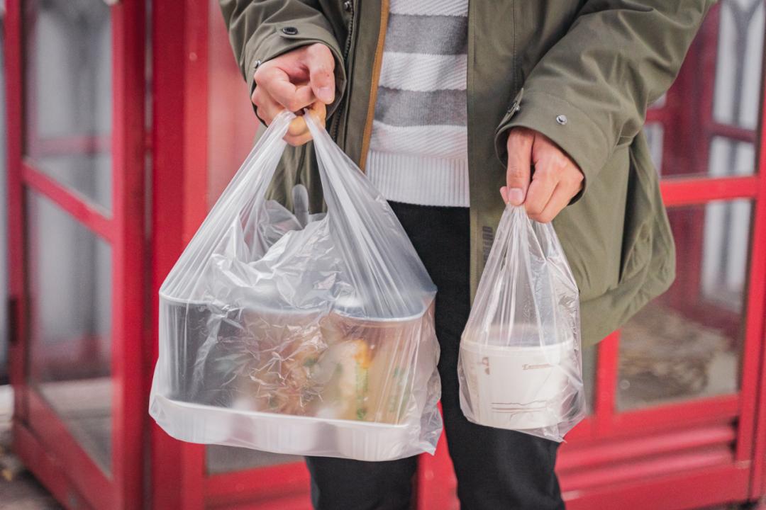 就这家连门都没有的2㎡小店，居然能在上海红17年？