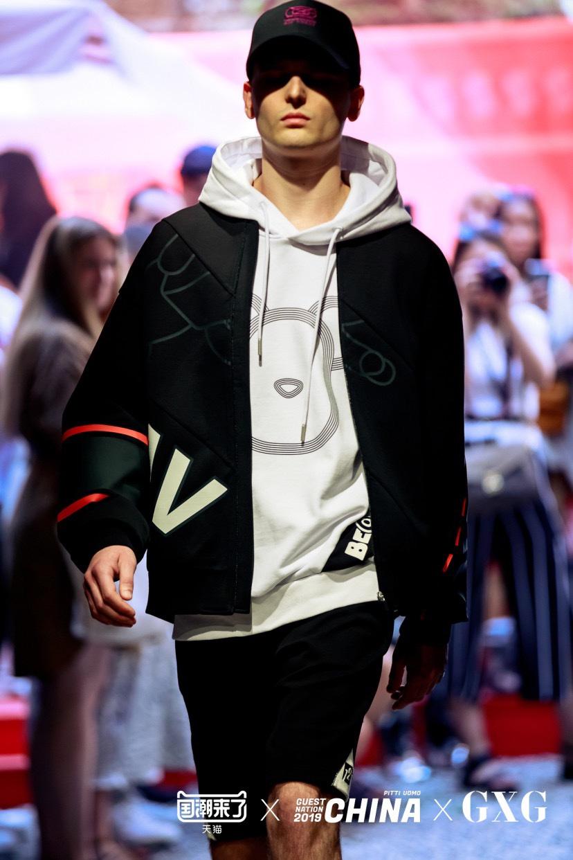 天猫618期间天猫带着回力等国货上了佛罗伦萨男装展