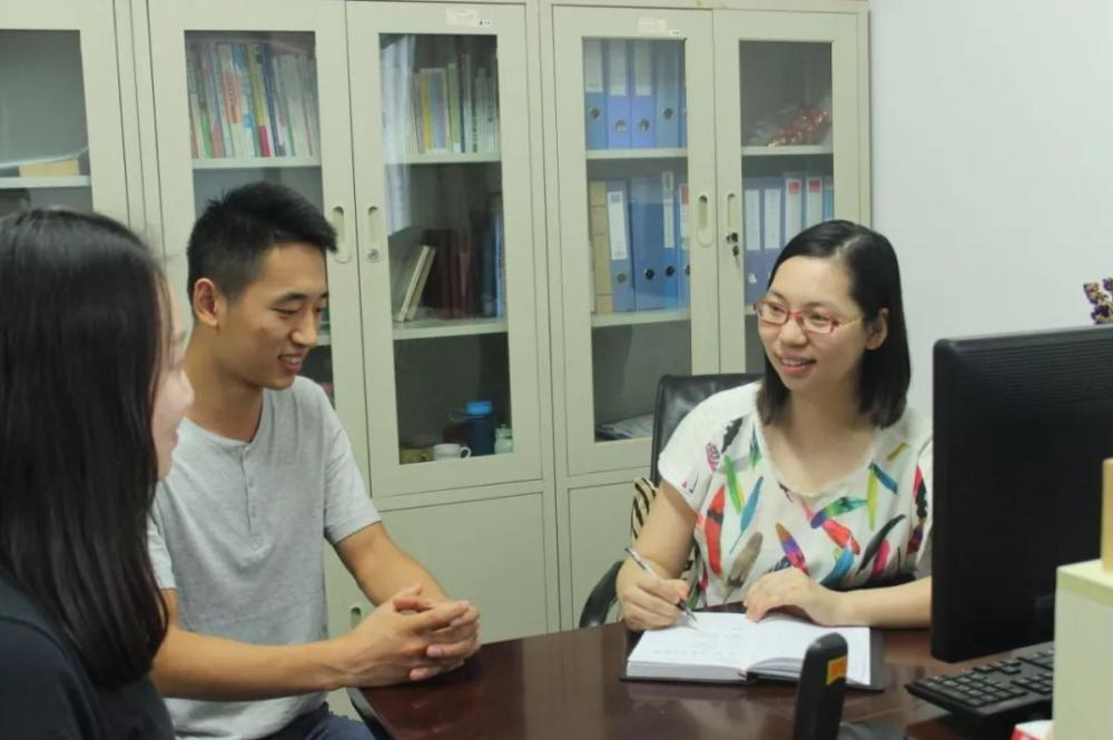 985大学生半夜打游戏,大学生宿舍通宵打游戏