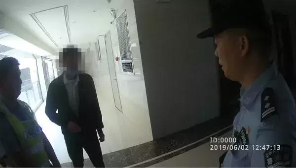 代买水果刀，还要保密？外卖小哥接到订单，越想越不对劲……