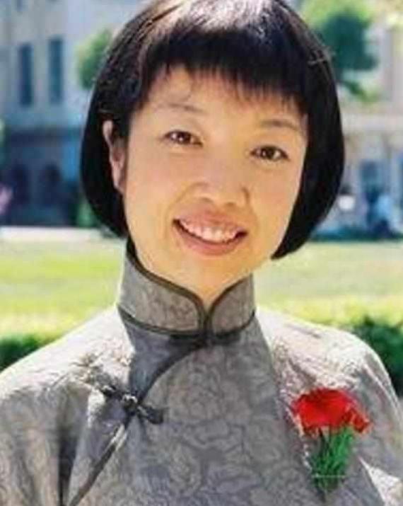 从央视主持人，到23年只饰演周总理夫人，黄薇因4次意外改变命运