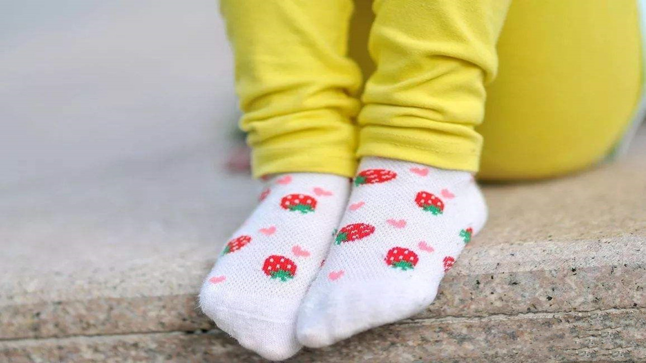 孩子老是脱衣服袜子,为什么不能给孩子频繁脱袜子