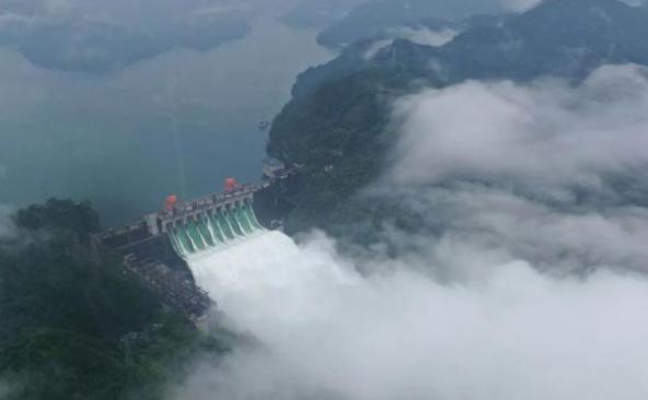 9孔全开水库泄洪,9孔全开