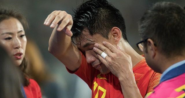 国足结束亚洲杯回到北京，名牌衣服和名包抢镜，国脚购物收获满满