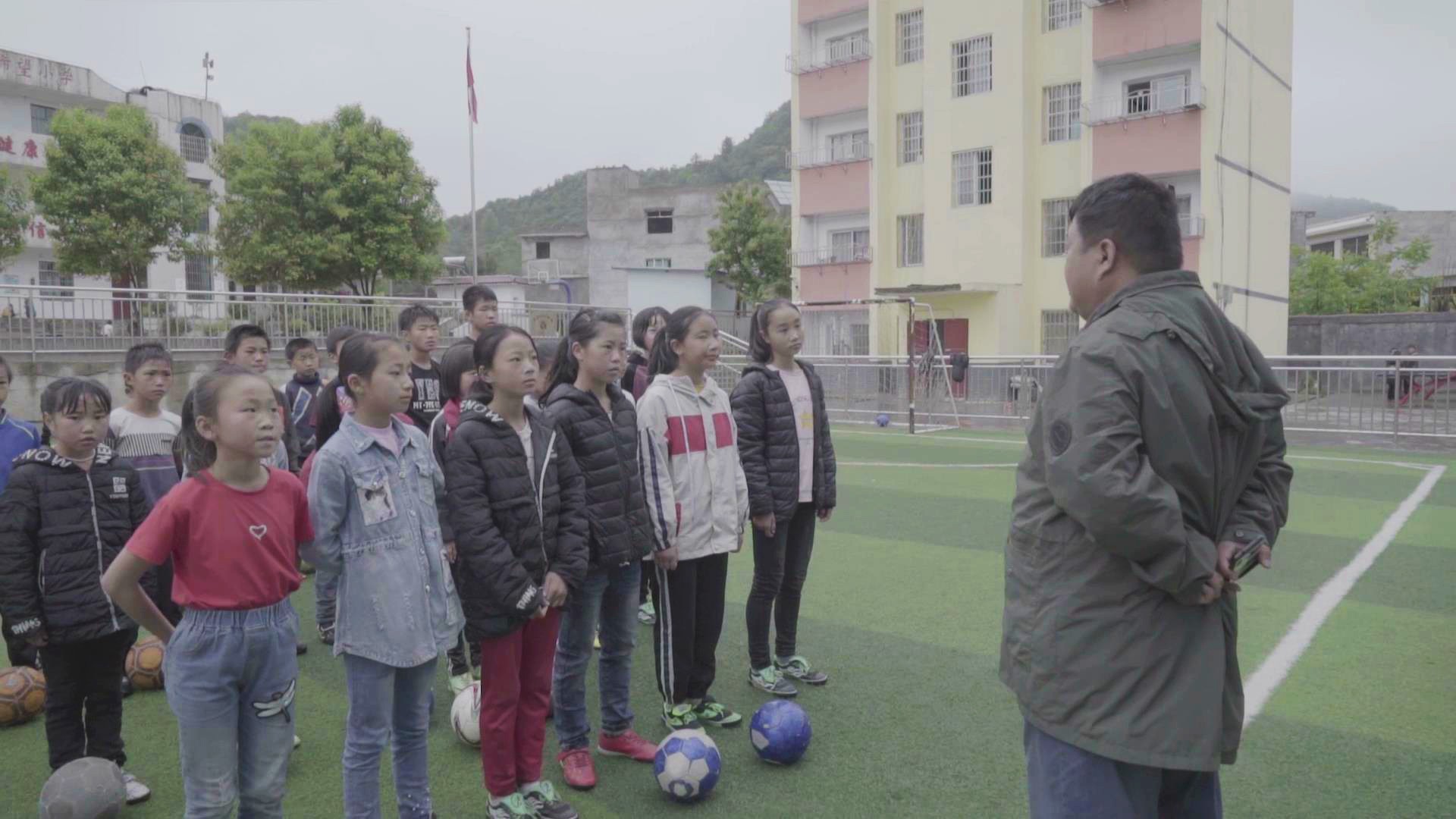 老师去山区支教最后留在山区,老师到边远支教