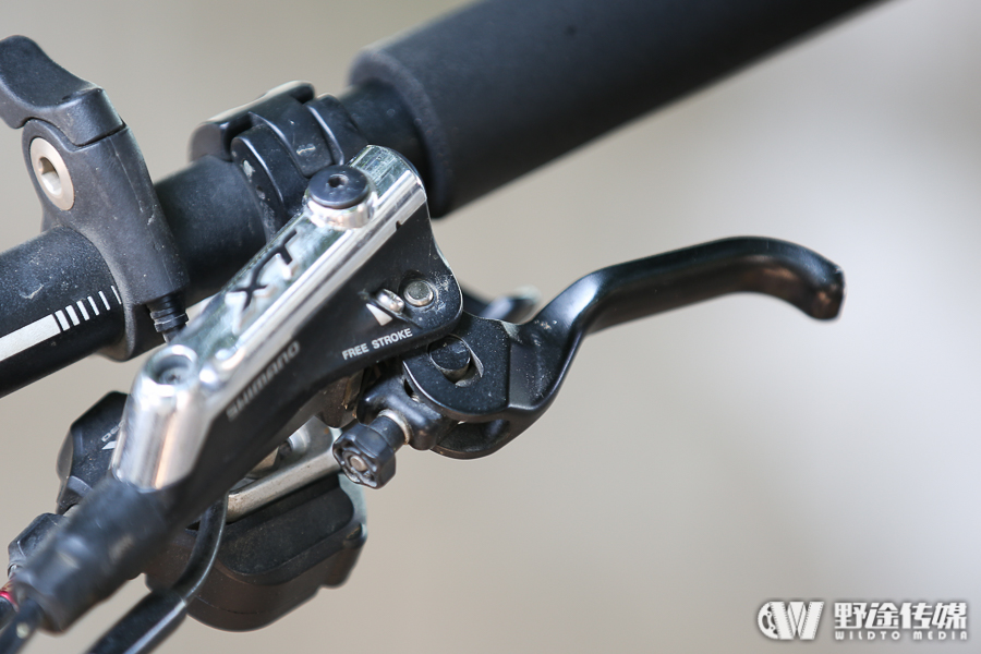 新手刹车顿挫技巧视频,新手上路刹车怎么用没有顿挫感