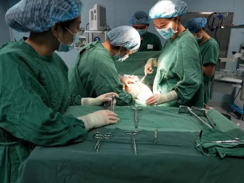 刚刚生出来的宝宝奇怪现象,妈妈生下孩子后难产大出血