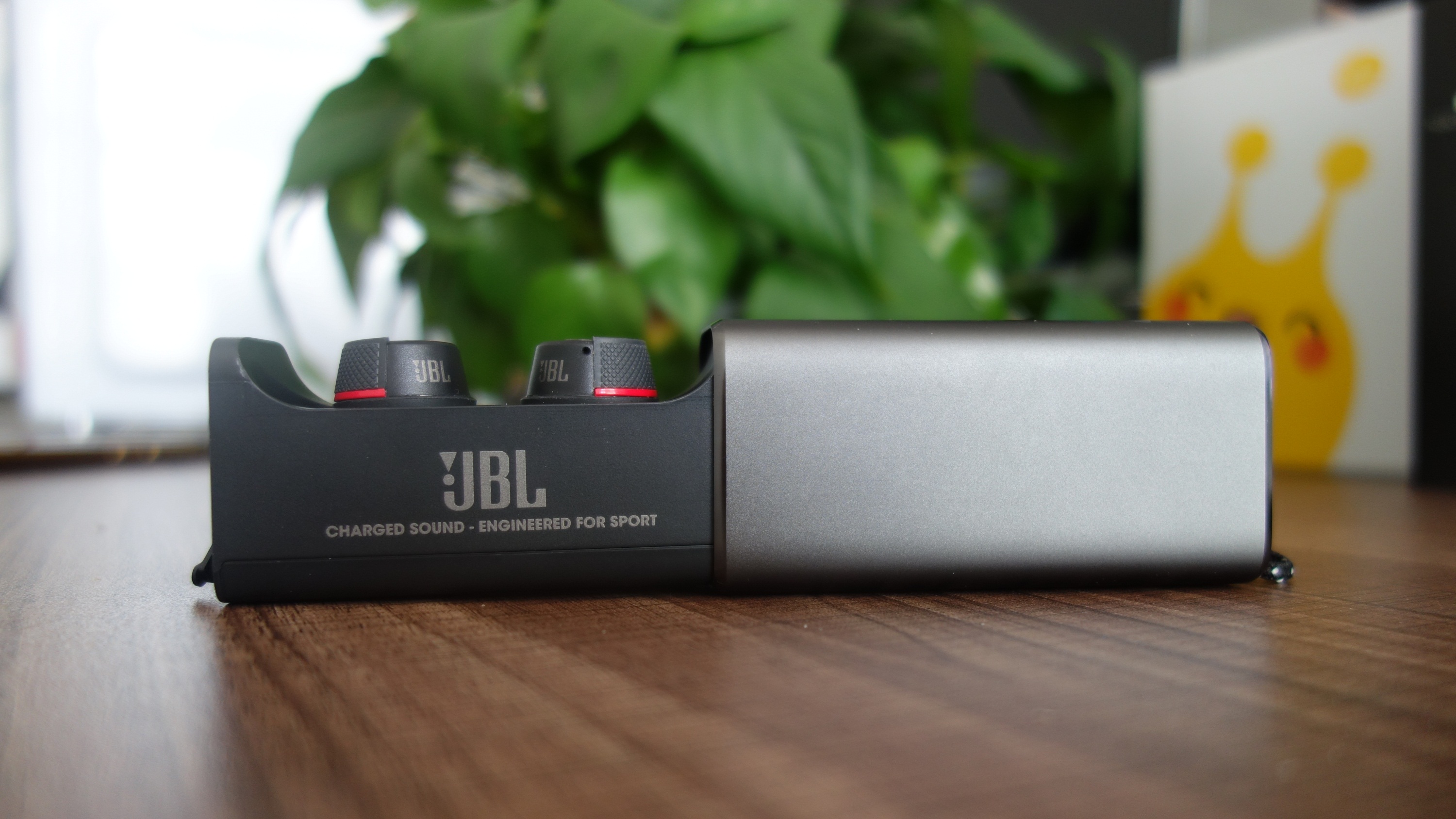 jbl与安德玛联名耳机隐藏功能,jbl安德玛联名耳机和airpods