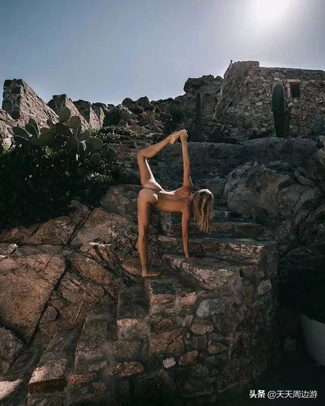 她在世界各地拍下裸照，吸引了8000万的粉丝，却没有一张是色情的