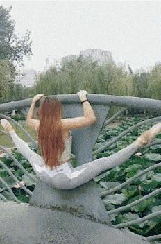 姑娘搞笑gif图片,搞笑gif妹子你的衣服太前卫了